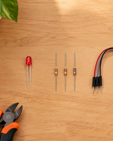 Vue de dessus : une LED, trois résistances et des fils sur la table