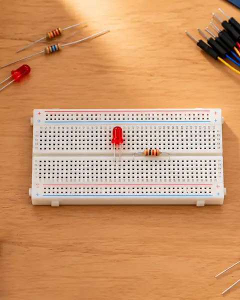 La LED est posée sur la plaque d’essai